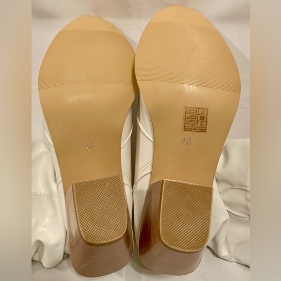 Unlabeled white leather block heeled scrunch boots. Size Women’s Euro 40/US 9 - Picture 2 of 2